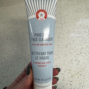 NEW First Aid Beauty Pure Skin Face Cleanser